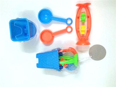 4 pieces of beach toys