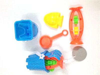 4 pieces of beach toys