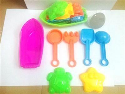 6 pieces of beach toys