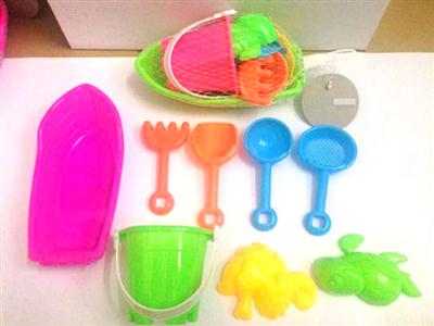 8 pieces of beach toys