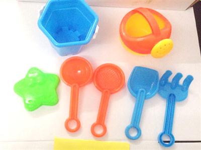 7 pieces of beach toys