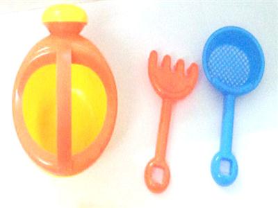 3 pieces of beach toys