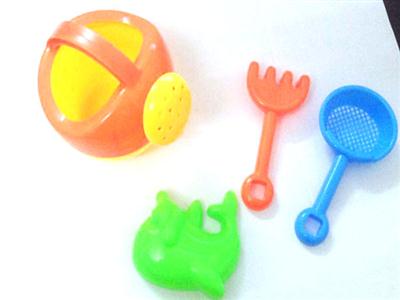 4 pieces of beach toys