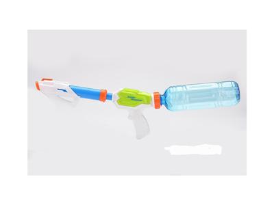 Water gun with bottle