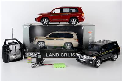 1:14 four-channel remote control genuine authorized Toyota Land Cruiser LAND CRUISER car model, with front and rear lights.